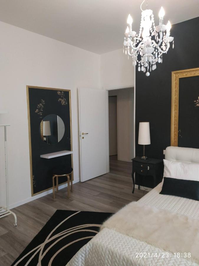 Aurora Flowers - Two Rooms And Free Parking Near Center And Train Station Модена Екстер'єр фото
