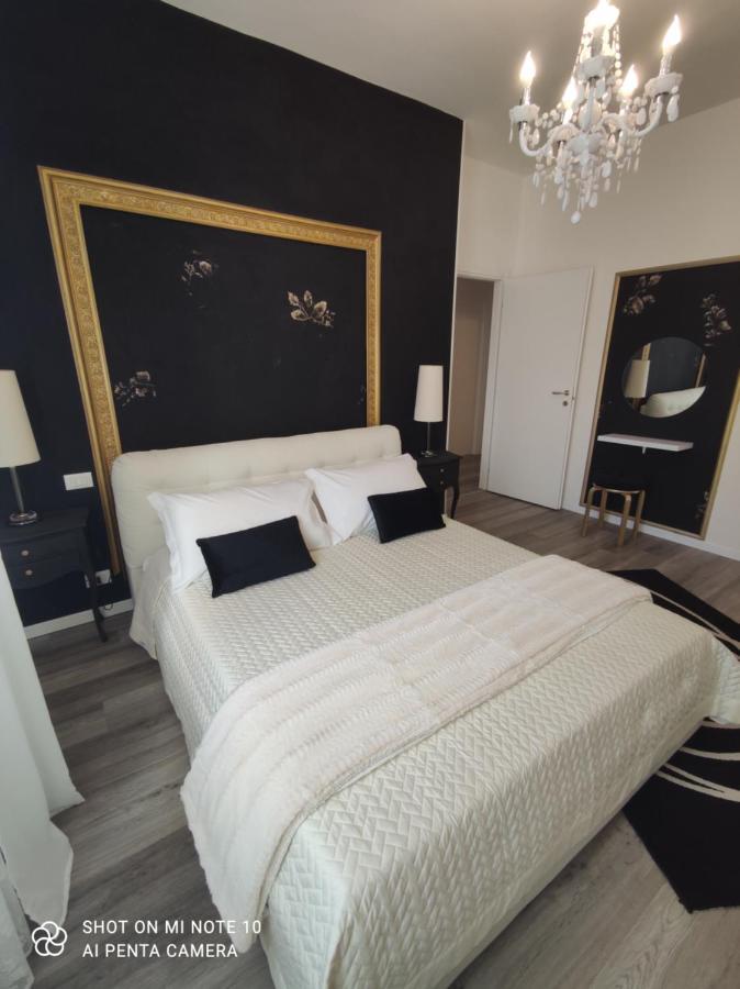 Aurora Flowers - Two Rooms And Free Parking Near Center And Train Station Модена Екстер'єр фото