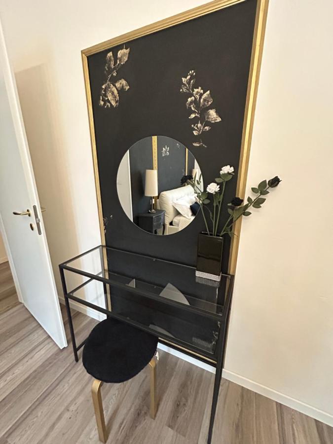 Aurora Flowers - Two Rooms And Free Parking Near Center And Train Station Модена Екстер'єр фото